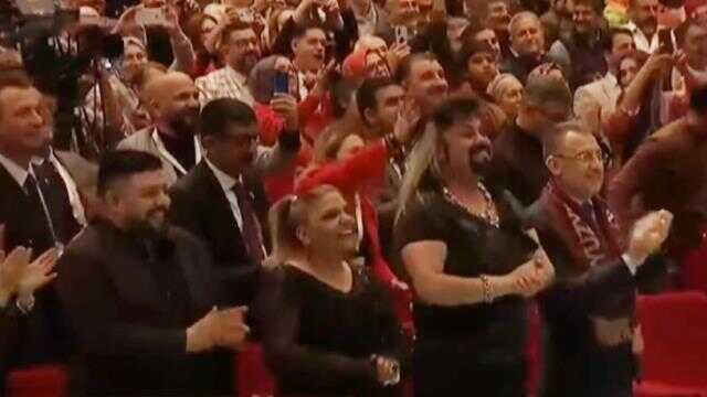 Cumhurbaşkanı Erdoğan'ın konuşmasını dinleyenler arasında yer alan 3 ünlü isim dikkat çekti Cumhurbaşkanı Erdoğan'ın konuşmasını dinleyenler arasında yer alan 3 ünlü isim dikkat çekti