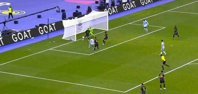 Dünya, Ronaldo'nun Messi'nin takımına gol attığı an reklam panosunda çıkan yazıyı konuşuyor