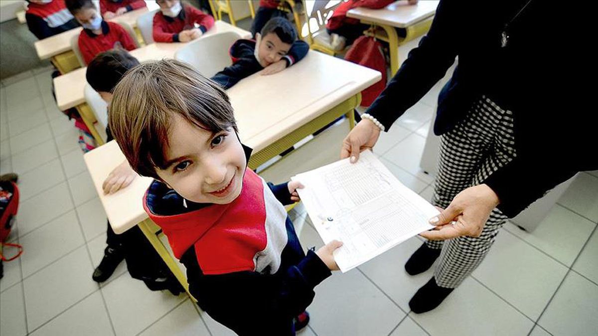 Karneler ne zaman, saat kaçta verilecek? Karne günü okulla gitmek zorunlu mu?