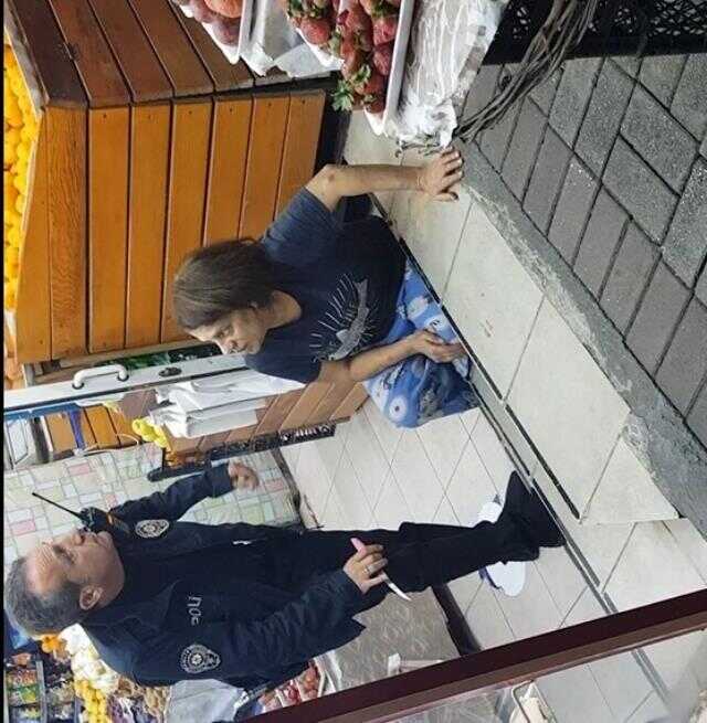 Oğlu tarafından bıçaklanan kadın yaralı halde markete sığındı