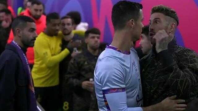 Ronaldo'nun kulağına söyledikleri sonrası Ramos'un gözleri fal taşı gibi açıldı! Hemen harekete geçti Ronaldo'nun kulağına söyledikleri sonrası Ramos'un gözleri fal taşı gibi açıldı! Hemen harekete geçti