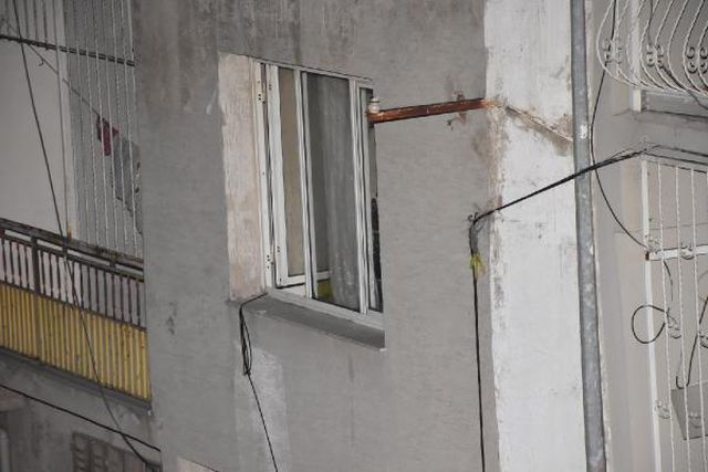 EVDE OYUN OYNADIĞI SIRADA CAMDAN GİREN KURŞUN ÖLÜMÜNE NEDEN OLDU