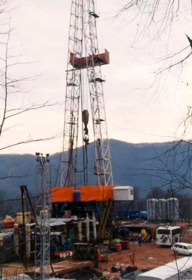 30 yıl önce kapatılan petrol kuyusunun yeniden açılmasını bekliyorlar