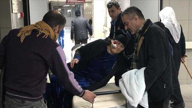 Başıboş köpeklerin saldırısına uğrayan yaşlı kadın ölümden döndü! O anlar kamerada