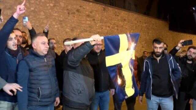 İstanbul'daki İsveç Konsolosluğu önünde protesto! Pano kırılınca gerginlik yaşandı
