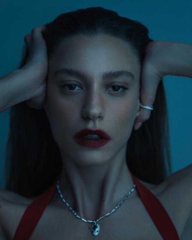 Serenay Sarıkaya'nın ayakları sosyal medyayı salladı