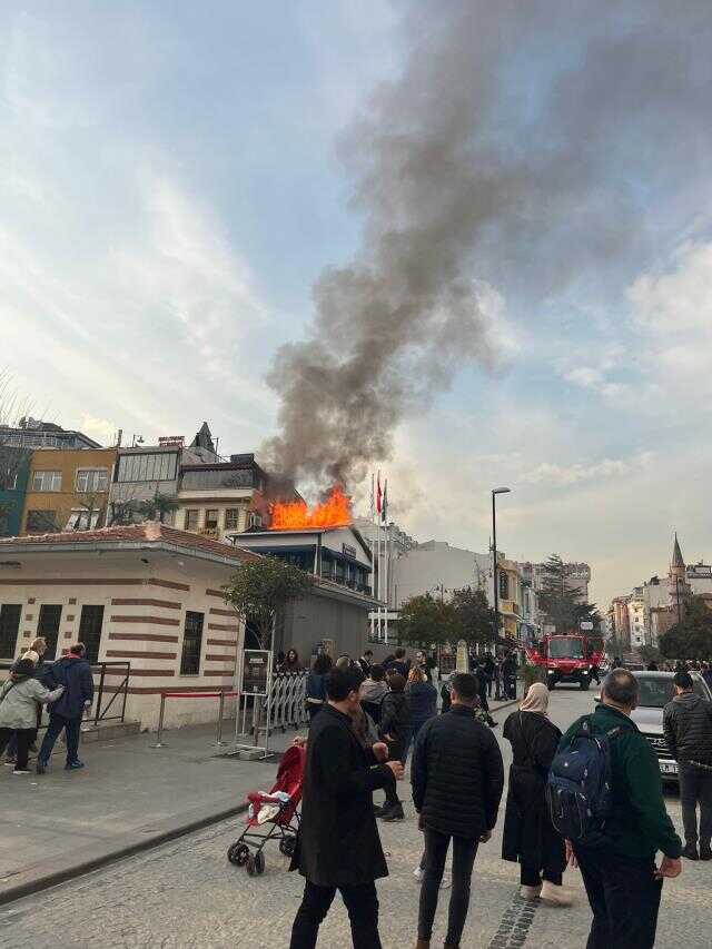 Sultanahmet'te 2 katlı binanın çatısı alev alev yandı-1 Sultanahmet'te 2 katlı binanın çatısı alev alev yandı-1
