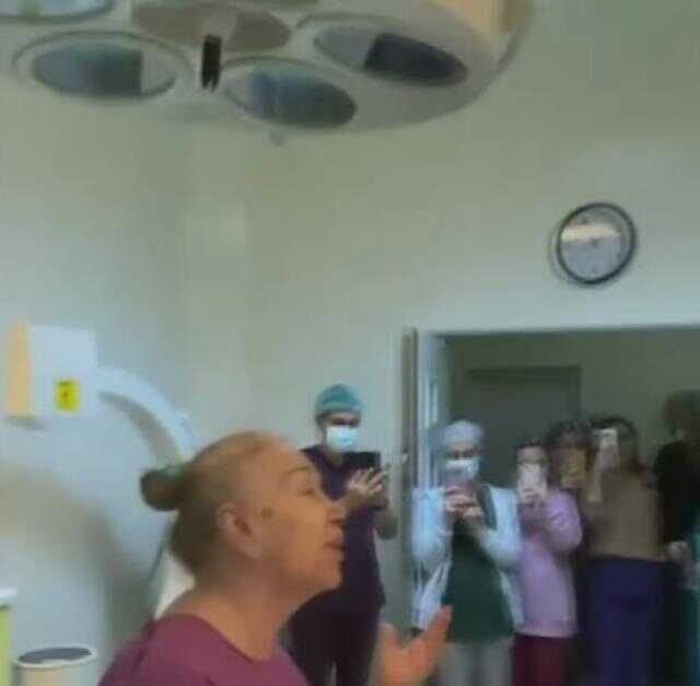 Daha güzel görünmek isteyen 81 yaşındaki Bedia Akartürk, yüzünü gerdirdi Daha güzel görünmek isteyen 81 yaşındaki Bedia Akartürk, yüzünü gerdirdi