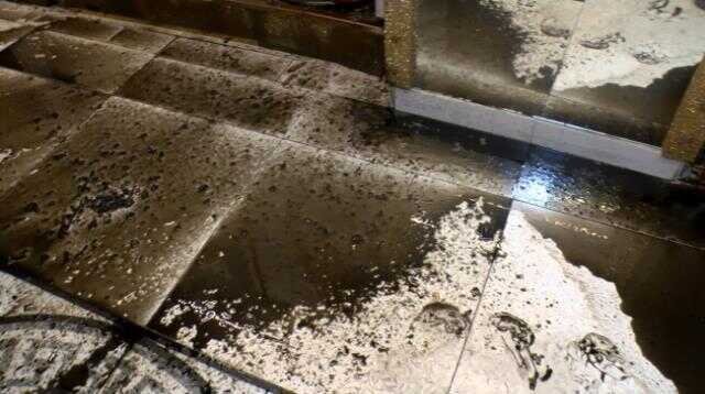 Kiracısını çıkarabilmek için tavanı delip aşağı sarımsaklı su döktü