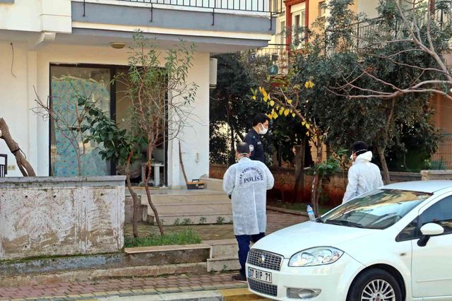 Yalnız yaşadığı dükkandan 2 gün boyunca çıkmadı, camdan içeri bakan arkadaşları telefona sarıldı