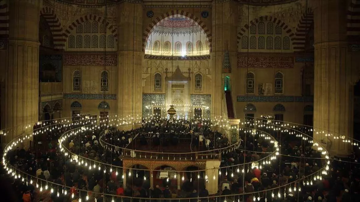 Yarın kandil mi? Kandil gecesi ne zaman, hangi gün? Regaip kandili yarın mı?