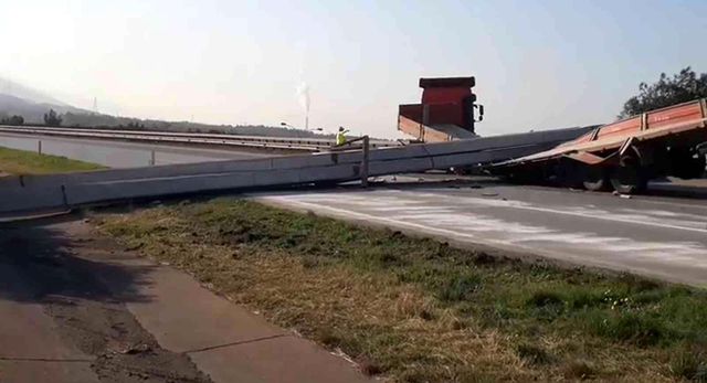 Tırdan düşen tonlarca ağırlıktaki metal otoyolu kapattı