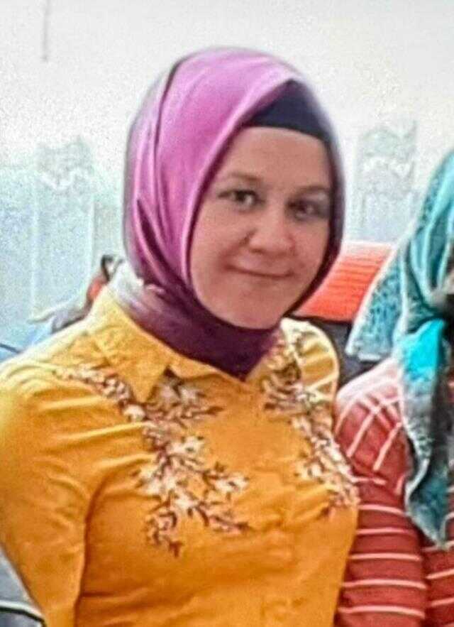 Karısını önce eşarpla boğmaya çalıştı, sonra bıçakla boğazını kesti