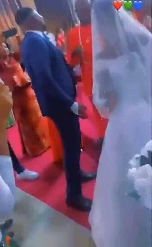 Papaz gelini uygunsuz şekilde öpen damada yumruk attı