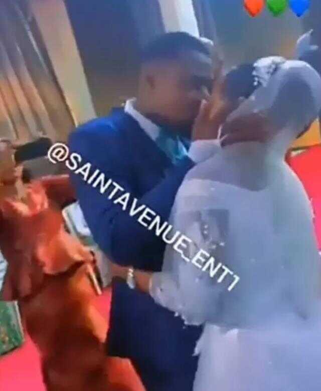 Papaz gelini uygunsuz şekilde öpen damada yumruk attı