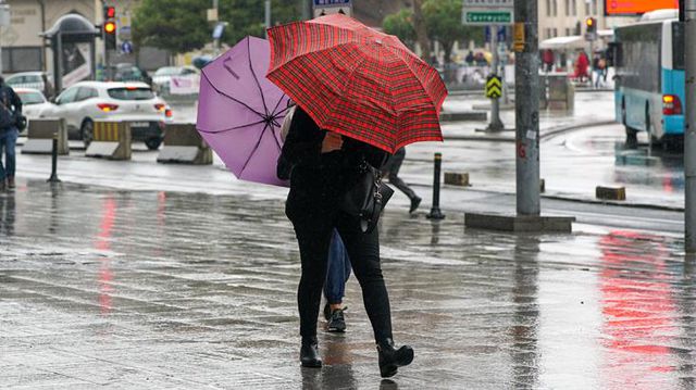 Barajların alarm verdiği İstanbul için beklenen haber geldi! Sıcaklık düşüyor, şiddetli yağış geliyor