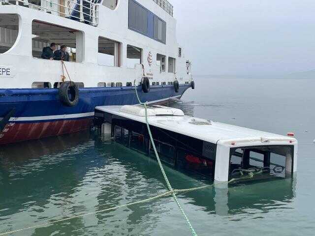 Malatya'da halk otobüsü, baraj gölüne devrildi: 4 yaralı (3)