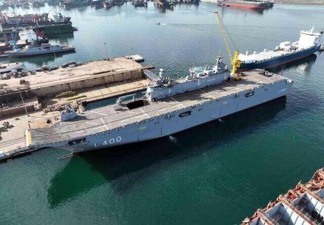 Mavi Vatan'ı koruyacak olan Türkiye'nin ilk uçak gemisi böyle görüntülendi Mavi Vatan'ı koruyacak olan Türkiye'nin ilk uçak gemisi böyle görüntülendi