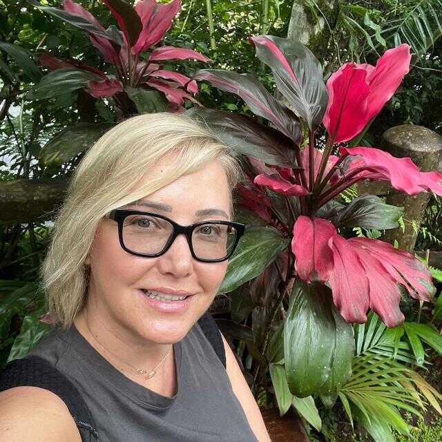 Sokak fırınında çeşitli ekmek ve kandil simidine 700 TL ödeyen Berna Laçin isyan etti Sokak fırınında çeşitli ekmek ve kandil simidine 700 TL ödeyen Berna Laçin isyan etti