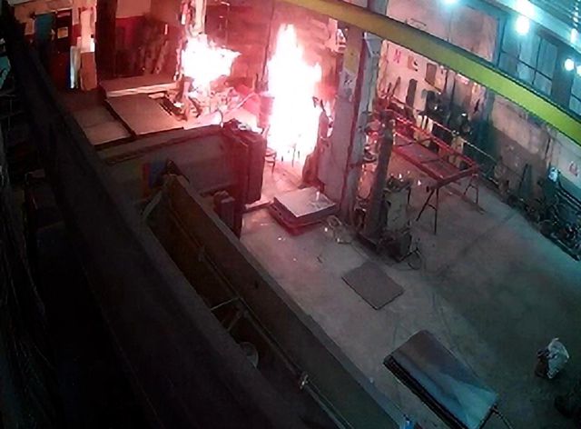 Tinerle sobayı yakmak isterken alevler içinde kaldı! Dehşete düşüren anlar kamerada