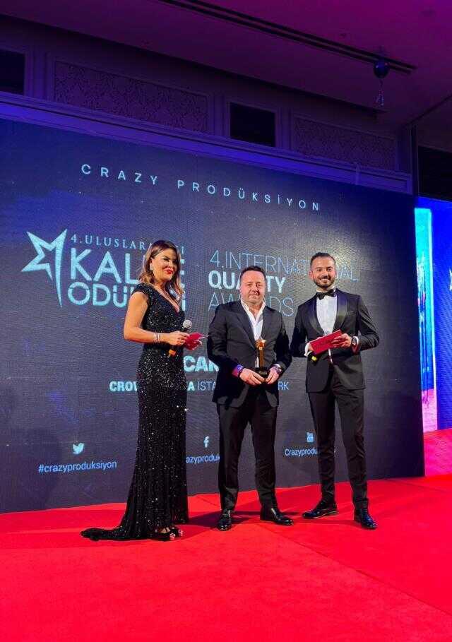 Ünal Memiç Uluslararası Kalite Ödülleri töreninde yılın yardımsever iş adamı ödülünün sahibi oldu