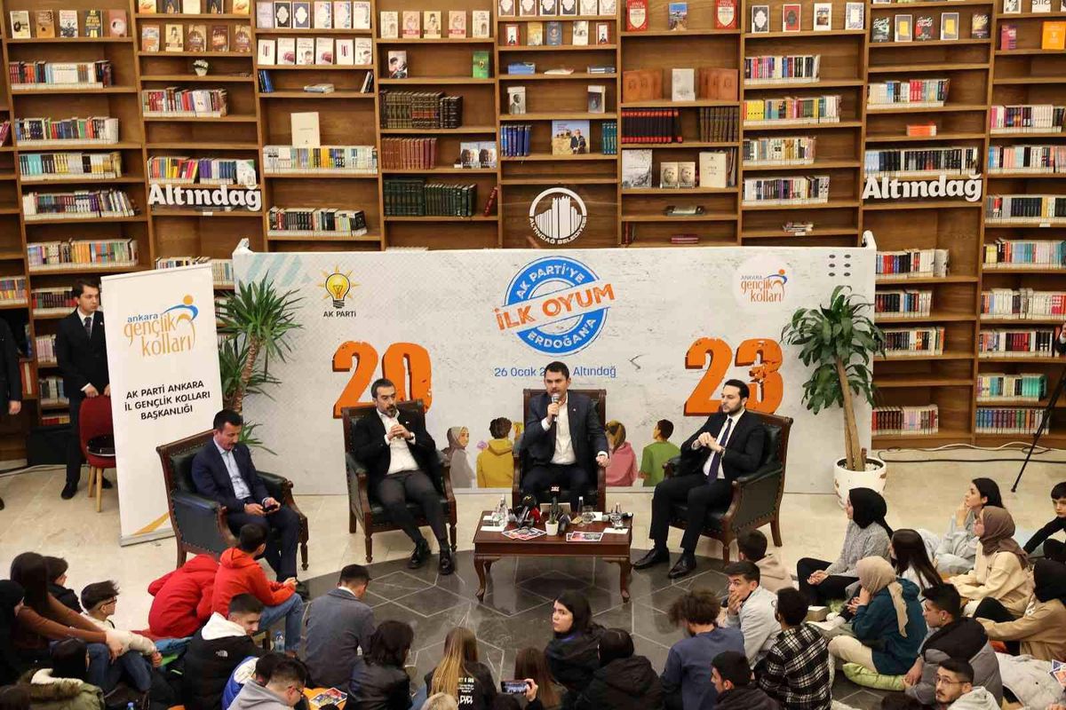 Çevre, Şehircilik ve İklim Değişikliği Bakanı Kurum, Ankara'da gençlerle bir araya geldi