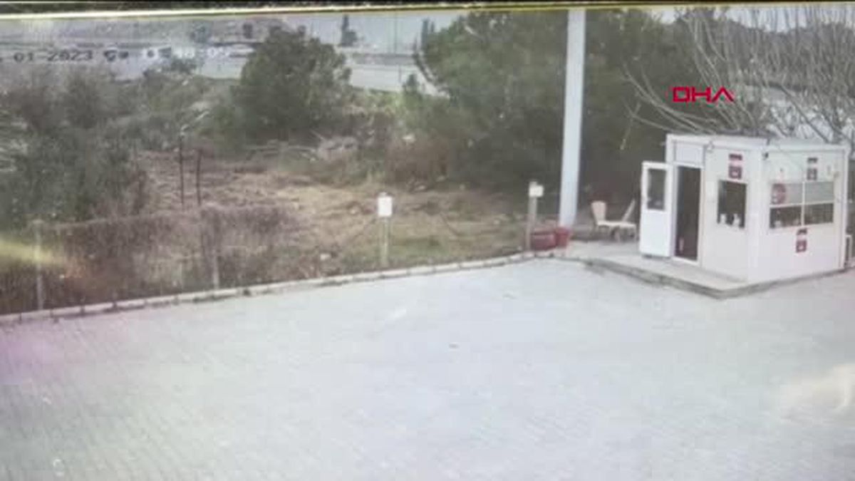 KAVŞAKTA MİNİBÜSLE OTOMOBİL ÇARPIŞTI; 7 KİŞİNİN YARALANDIĞI KAZA KAMERADA
