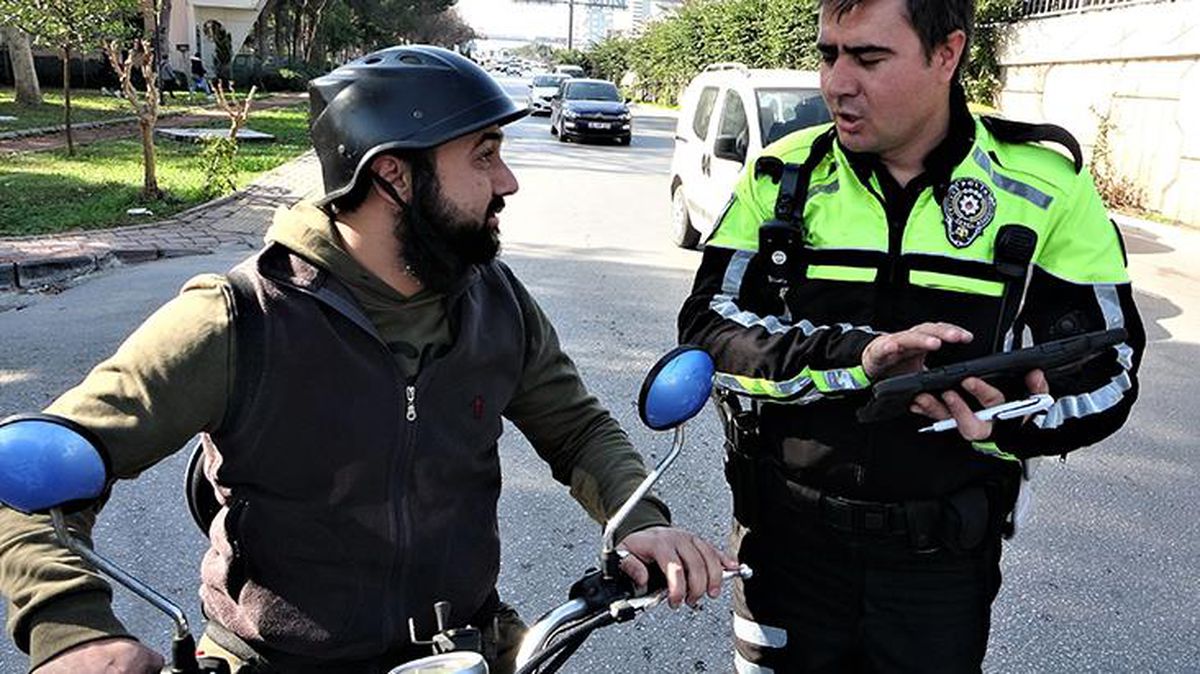 Polislere ehliyetsiz yakalanan adam, yardım için arkadaşını çağırdığına bin pişman oldu