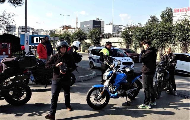 Polislere ehliyetsiz yakalanan adam, yardım için arkadaşını çağırdığına pişman oldu