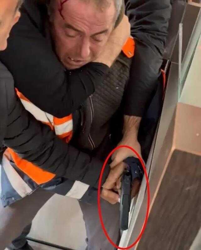 Temizlik görevlisi, işine son verilince eline silah alıp belediyeyi bastı! Saldırı anı kamerada Temizlik görevlisi, işine son verilince eline silah alıp belediyeyi bastı! Saldırı anı kamerada