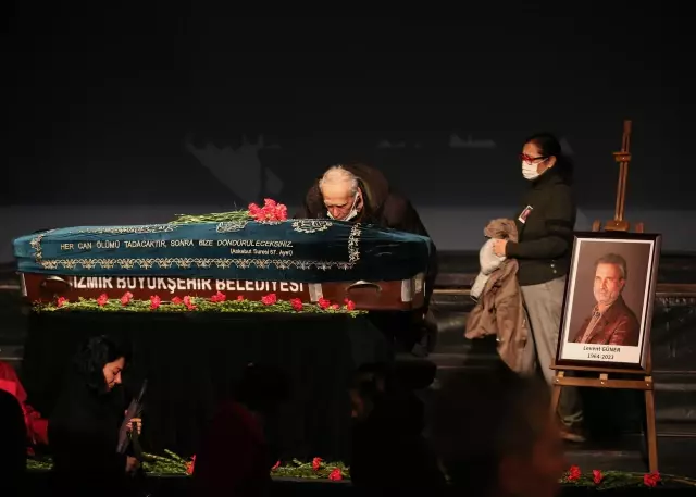 İzmir'de kalp krizi sonucu hayatını kaybeden oyuncu Levent Güner için tören düzenlendi İzmir'de kalp krizi sonucu hayatını kaybeden oyuncu Levent Güner için tören düzenlendi