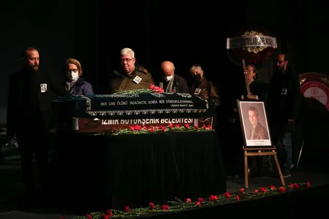 İzmir'de kalp krizi sonucu hayatını kaybeden oyuncu Levent Güner için tören düzenlendi İzmir'de kalp krizi sonucu hayatını kaybeden oyuncu Levent Güner için tören düzenlendi