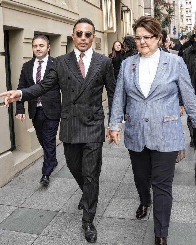 Nusret Gökçe, yeni mekanın gelirinin bir kısmını Aile ve Sosyal Hizmetler Müdürlüğü'ne bağışladı Nusret Gökçe, yeni mekanın gelirinin bir kısmını Aile ve Sosyal Hizmetler Müdürlüğü'ne bağışladı