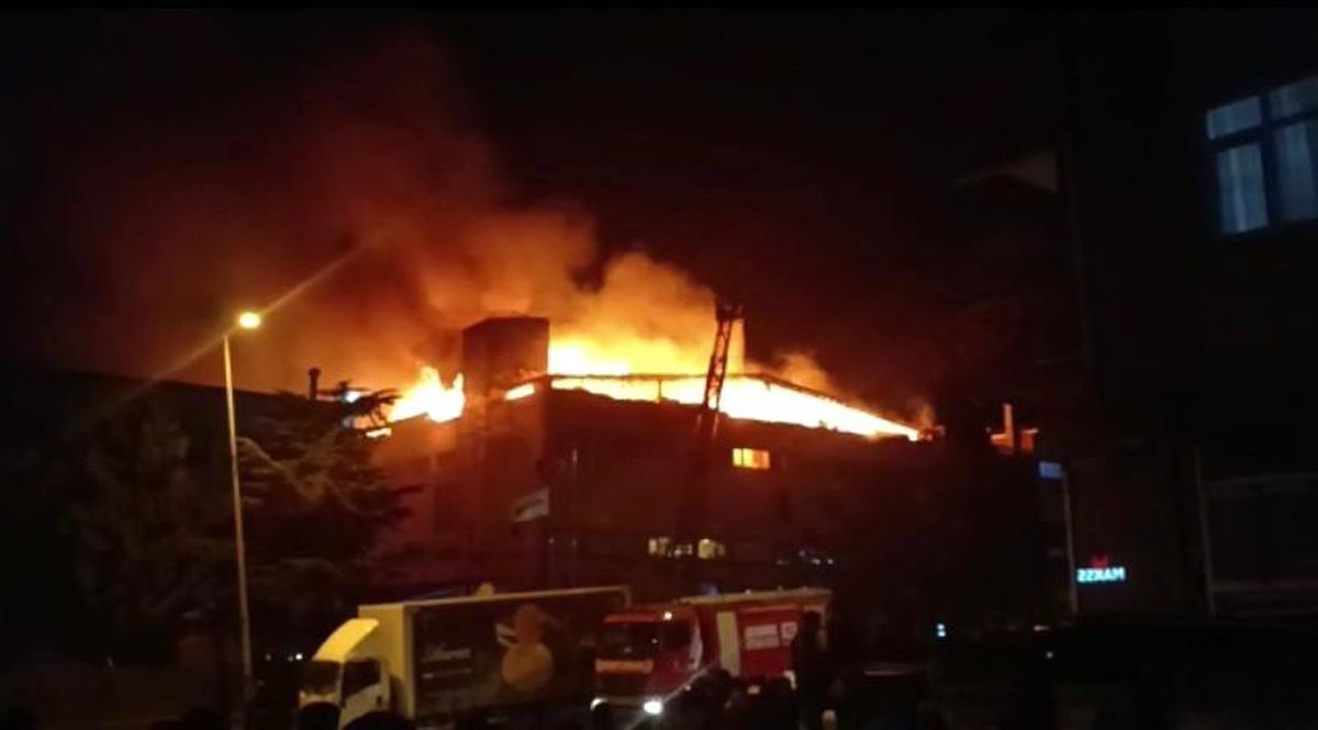 Pendik'te cam fabrikasında yangın çıktı