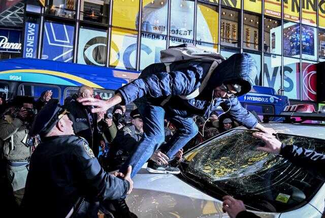 ABD'de siyahi gencin polis şiddetiyle öldürülmesinin görüntüleri yayınlandı! Halk sokaklara döküldü ABD'de siyahi gencin polis şiddetiyle öldürülmesinin görüntüleri yayınlandı! Halk sokaklara döküldü