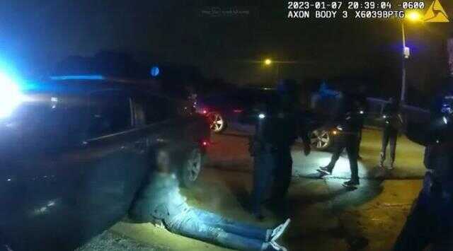 ABD'de siyahi gencin polis şiddetiyle öldürülmesinin görüntüleri yayınlandı! Halk sokaklara döküldü ABD'de siyahi gencin polis şiddetiyle öldürülmesinin görüntüleri yayınlandı! Halk sokaklara döküldü
