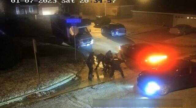 ABD'de siyahi gencin polis şiddetiyle öldürülmesinin görüntüleri yayınlandı! Halk sokaklara döküldü ABD'de siyahi gencin polis şiddetiyle öldürülmesinin görüntüleri yayınlandı! Halk sokaklara döküldü