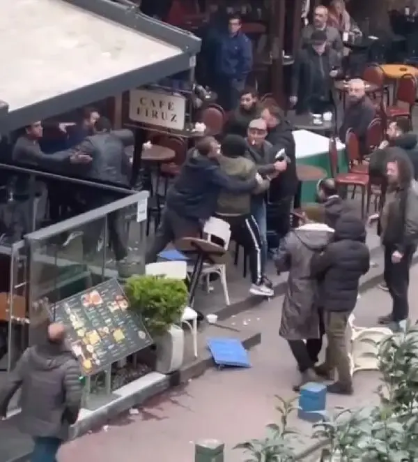 İstanbul'un tarihi semtinde korku dolu anlar! Baltalı saldırgan kafeyi bastı