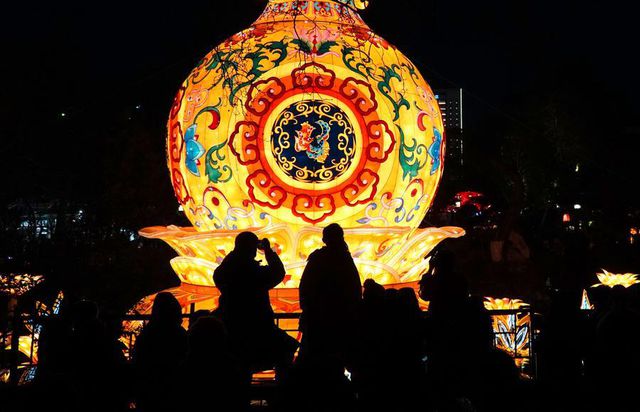 Çin'in Jinan Kentindeki Fener Gösteri Turistlerin İlgi Odağı Oldu