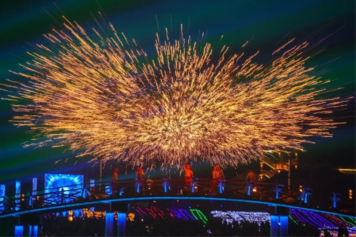 Çin'in Suining Kentinde Geleneksel 'Demir Çiçekler' Gösterisi