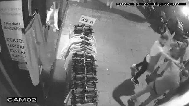 KAĞITHANE'DE TACİZ İDDİASINA ESNAF DAYAĞI KAĞITHANE'DE TACİZ İDDİASINA ESNAF DAYAĞI