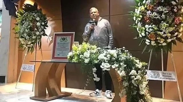 Kendi cenazesinde bir anda ortaya çıktı, yakınları sinir krizi geçirdi