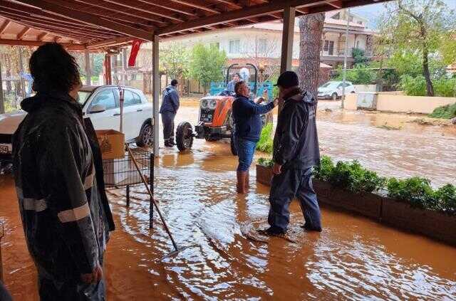 Sağanak ve fırtına Muğla'yı esir aldı! Marmaris Körfezi kahverengiye döndü