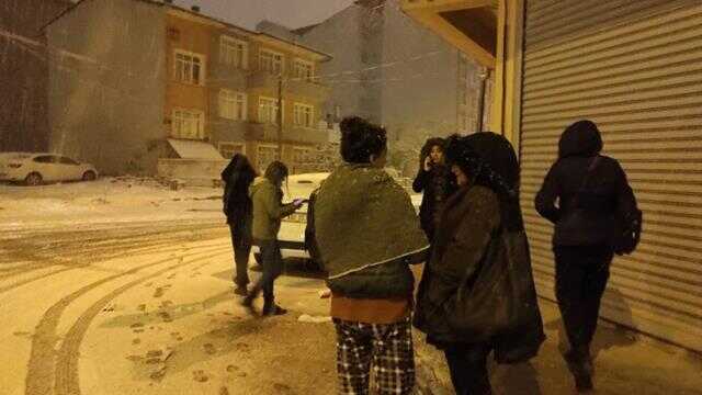 İran'da meydana gelen 5,8 büyüklüğündeki depremde 2 kişi öldü, 664 kişi yaralandı