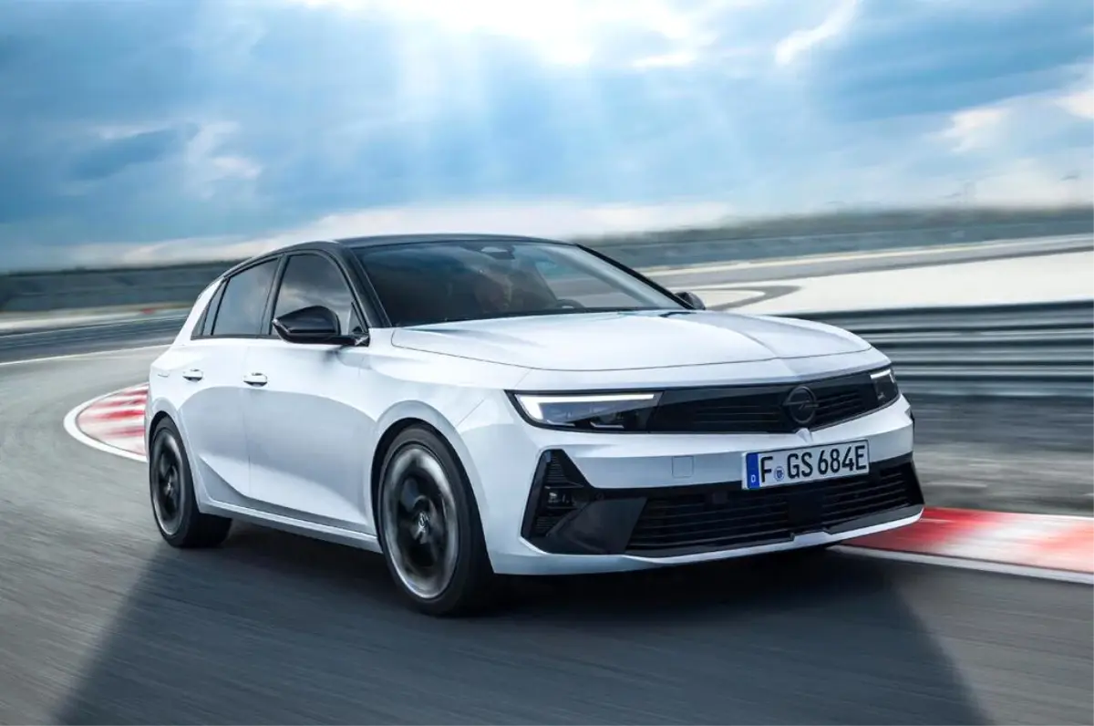 Opel Astra GSe ve Astra Sports Tourer GSe'nin detayları açıklandı