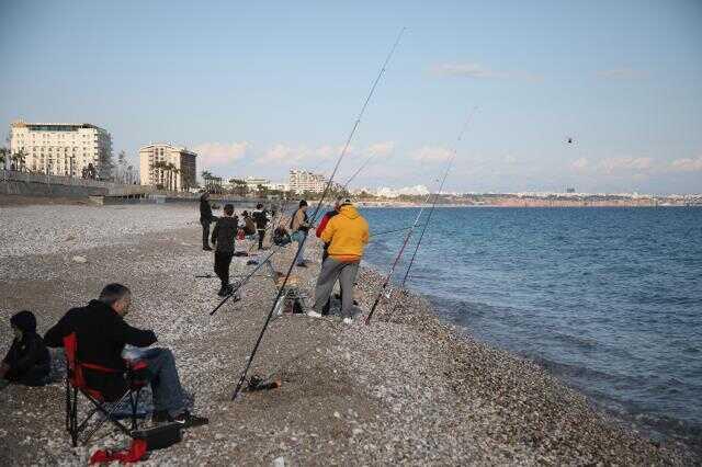 Antalya'da balık havuzunun patladığını duyan, oltalarıyla sahile koştu! Kilo kilo yakaladılar