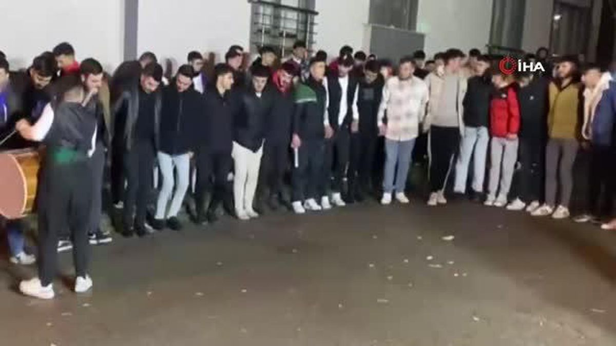 Çekmeköy'de halay çekenlerin arasına minibüsün daldı... O anlar kamerada