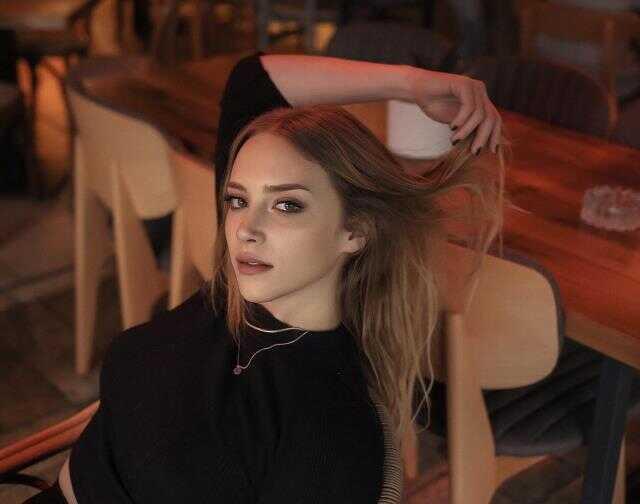 Güzel oyuncu Hayal Köseoğlu, iç çamaşırlı pozlarını paylaştı