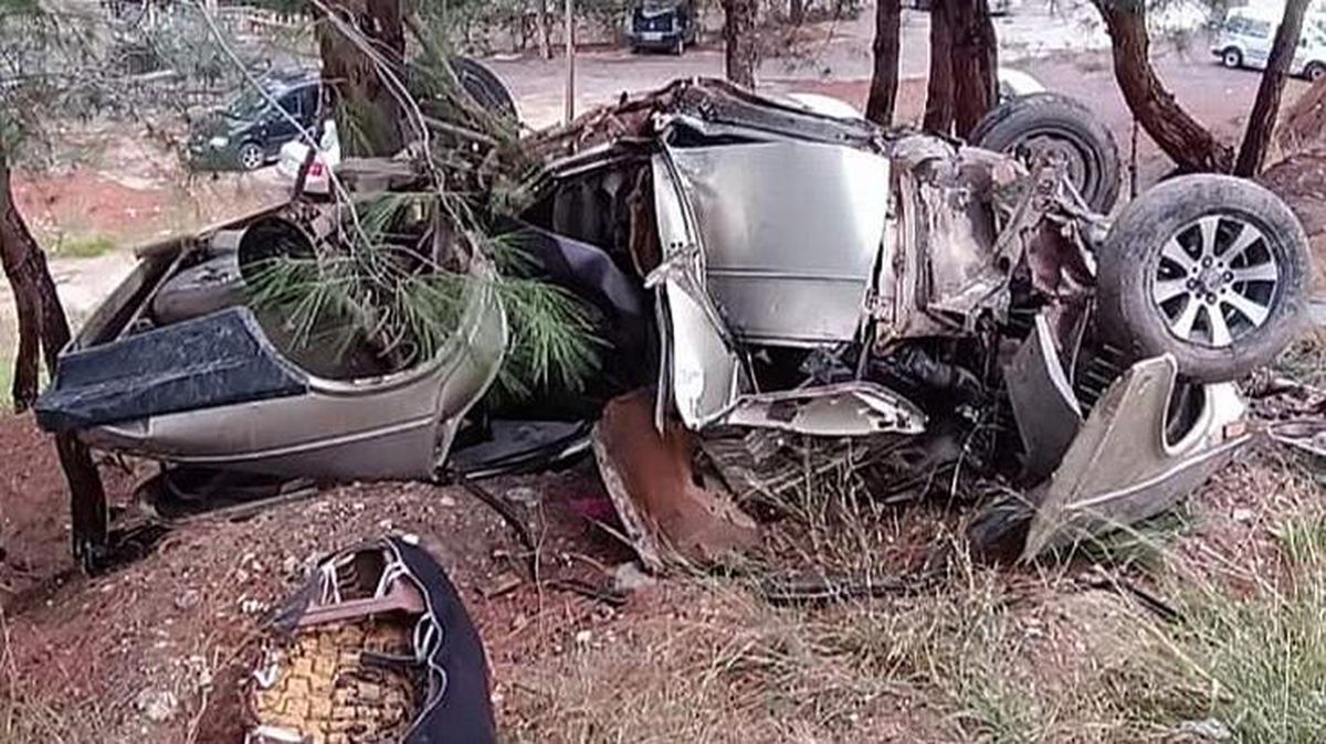 Hatay'da otomobilin ormana uçtuğu korkunç kazadan geriye bu fotoğraf kaldı
