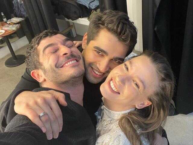 Serenay Sarıkaya'nın telefon kılıfındaki yazı dikkat çekti: Sizin hasta olduklarınızı biz taburcu ettik Serenay Sarıkaya'nın telefon kılıfındaki yazı dikkat çekti: Sizin hasta olduklarınızı biz taburcu ettik